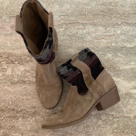 unknown Shoes - Austin Booties Size 6